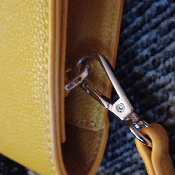 4/$60 Yellow Le Chateau Purse - Small - Picture 9 of 10